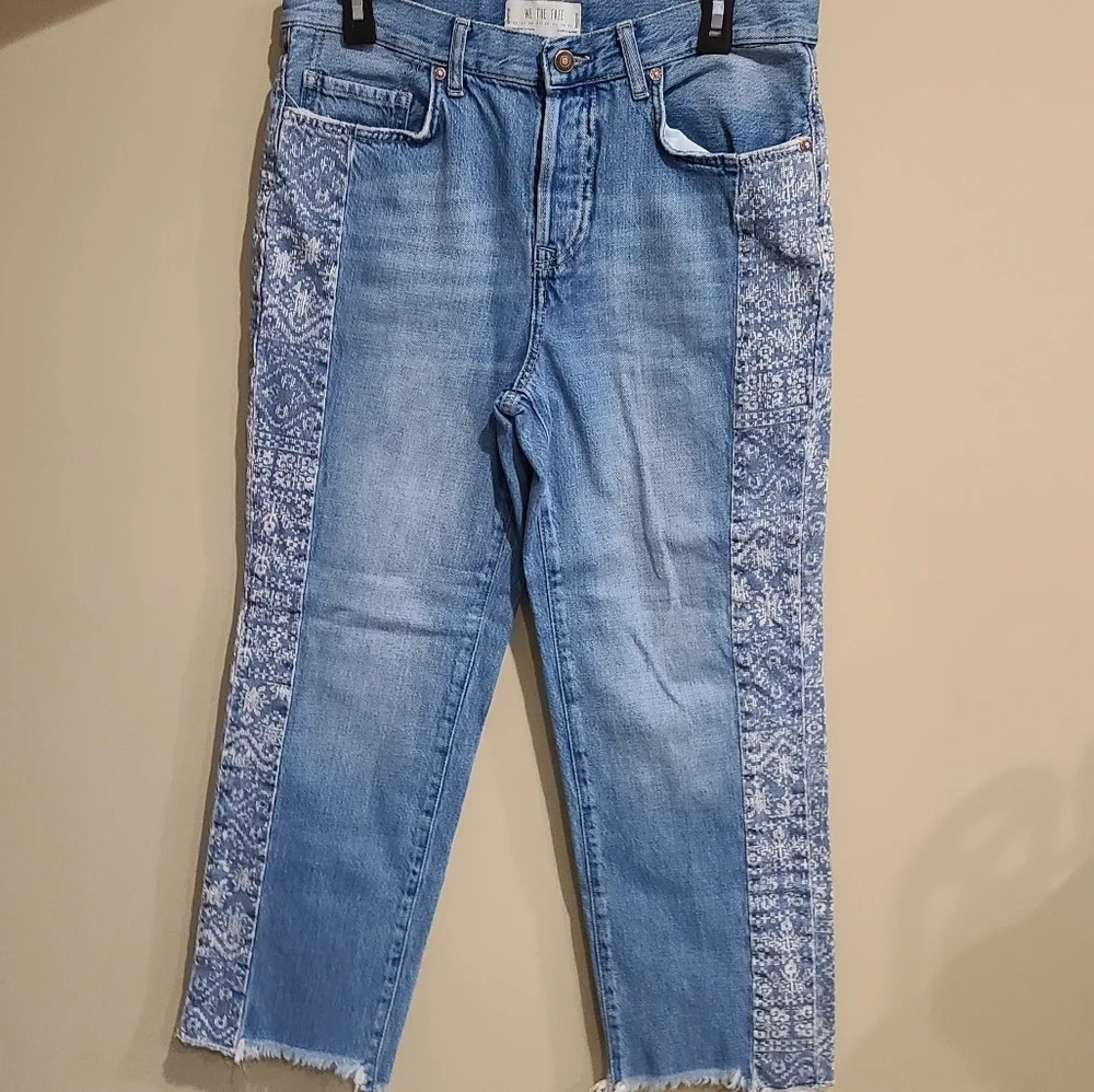 Free people women's Jeans sz.27 raw hem buttons fly Boyfriend